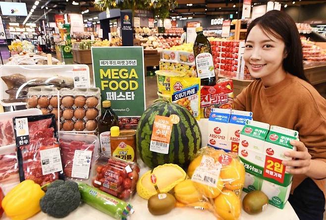 모델이 14일 서울 '홈플러스 메가 푸드 마켓 라이브 강서점'에서 'MEGA FOOD 페스타' 행사 상품들을 소개하고 있다. 홈플러스 제공