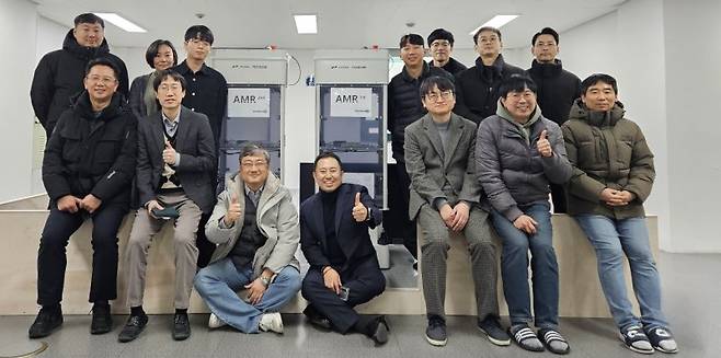 대구경북과학기술원(DGIST) 창업기업 잇츠센서의 이현기 대표(앞줄 왼쪽 두번째)와 강대천 대표(앞줄 왼쪽 세번째) 등 임직원들이 포즈를 취하고 있다. 잇츠센서는 고정밀 위치 인식 기술로 21억원 규모의 정부 지원금을 확보했다. DGIST 제공