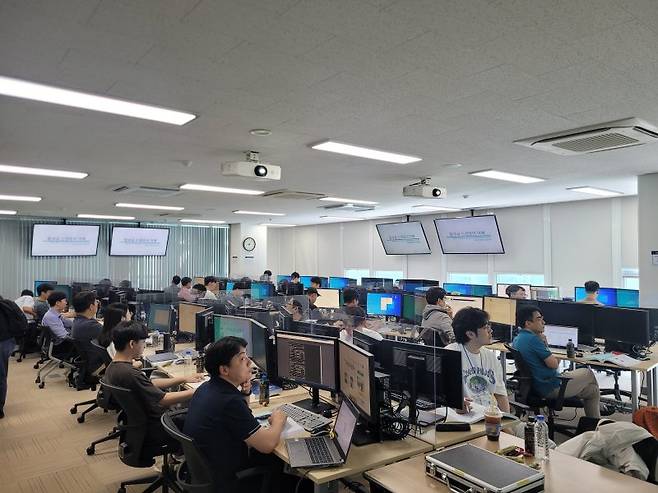 울산과학기술원 인공지능(AI) 노바투스 아카데미아 교육생들이 이론 교육에 참여하고 있는 모습 UNIST 제공