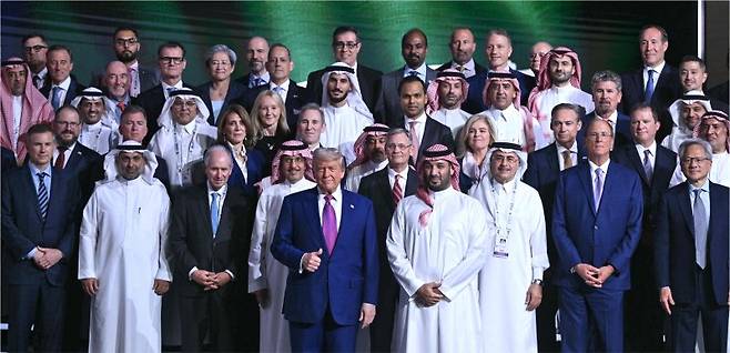 도널드 트럼프 미국 대통령(첫째줄 왼쪽)이 모하메드 빈 살만 사우디 왕세자(첫째줄 오른쪽) 등과 함께 13일(현지시간) 리야드의 킹 압둘 아지즈 국제 콘퍼런스 센터에서 열린 사우디-미국 투자 포럼에서 단체 사진을 찍으며 엄지척을 하고 있다. 엔비디아 젠슨 황 최고경영자(CEO·둘째줄 오른쪽 첫번째)가 미국 및 사우디 주요 관계자들과 함께 서 있다. AFP연합뉴스