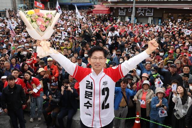 김문수 국민의힘 대통령 후보가 13일 부산 자갈치 시장에서 유세를 하고 있다. 공동취재사진