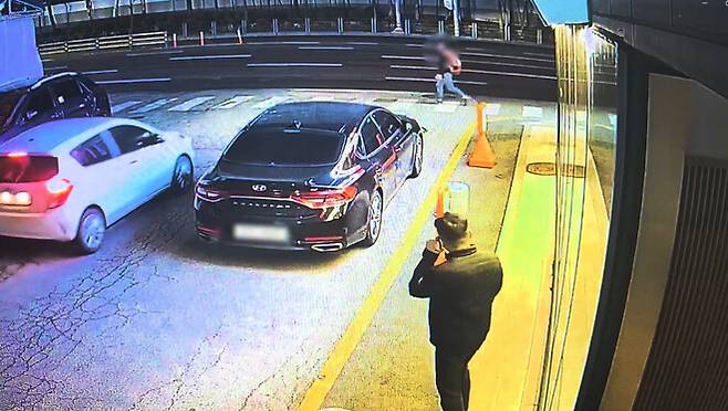 수원중부경찰서 행궁파출소 순찰2팀 최정훈(56) 경위는 지난 3월23일 오후 9시40분께 수원시 팔달구 한 카페 앞에서 딸과 통화 중 사흘 전 관내에서 발생한 무인 옷가게 절도사건 용의자를 발견한 주변 폐회로 티브이 영상 갈무리. 경기남부경찰청 제공