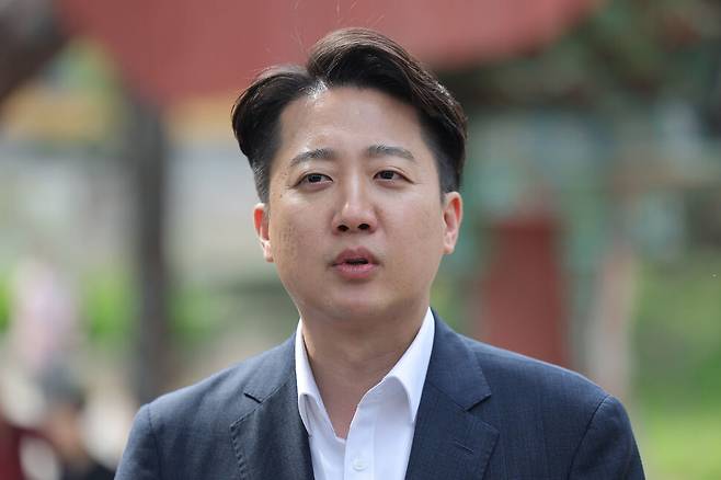 이준석 개혁신당 대통령 후보가 14일 부산 금정구 범어사 안양암 방문을 마친 뒤 취재진 질문에 답하고 있다. 연합뉴스