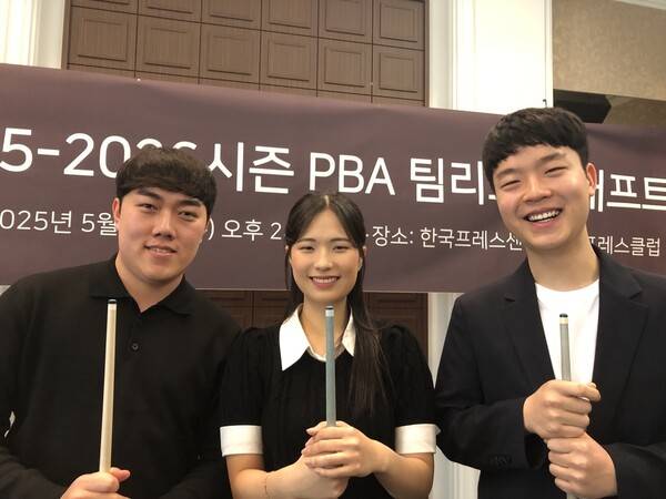 프로당구 10구단 하림의 주축 선수인 김준태(왼쪽부터), 박정현, 김영원이 14일 서울 중구 프레스센터에서 열린 기자회견에서 활짝 웃고 있다. 김창금 선임기자 kimck@hani.co.kr