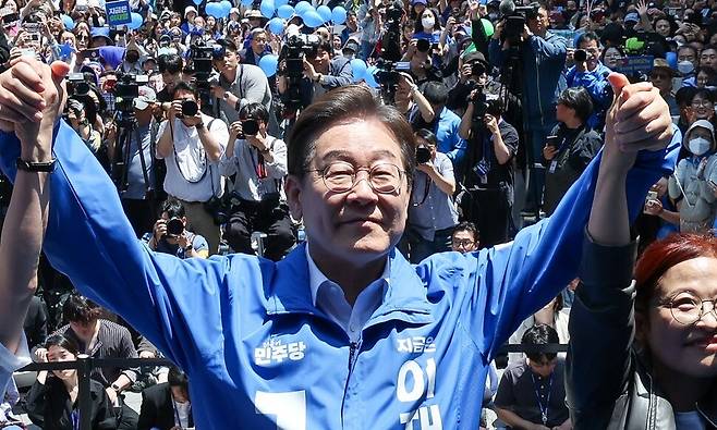 이재명 더불어민주당 대통령 후보가 14일 부산 부산진구 서면 젊음의 거리에서 열린 유세에서 인사하고 있다. 공동취재사진