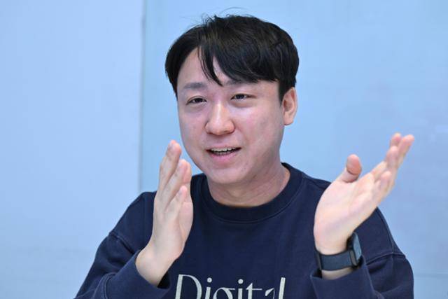 코로나19가 확산될 때 전 국민이 사용한 디지털 백신접종증명 '쿠브' 앱을 만든 심재훈 호패 대표는 유엔 산하 오픈월렛포럼의 기술이사회 부의장을 맡아 디지털 신분증의 세계 기술 표준을 정하는 일을 한다. 박시몬 기자