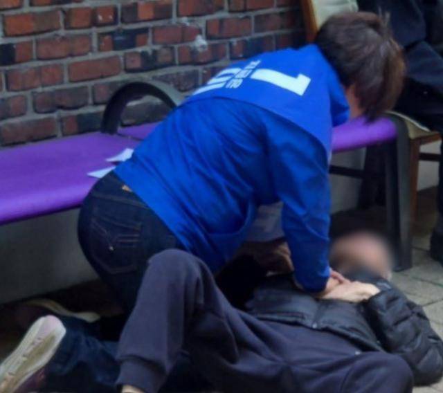 이재명 더불어민주당 대선 후보의 선거운동원으로 활동 중인 노연우(왼쪽) 서울 동대문구 의원이 이 후보 거리 유세 중 쓰러진 시민에게 심폐소생술을 시도하고 있다. 민병두 전 민주당 의원 페이스북 계정 캡처