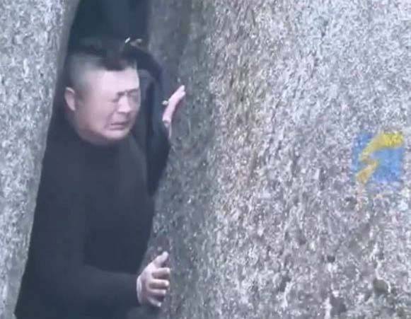 복부비만 때문에 중국 유명 관광지의 협곡에 끼어, 빠져나오는 과정에서 찰과상을 입은 남성./사진=바스티유포스트