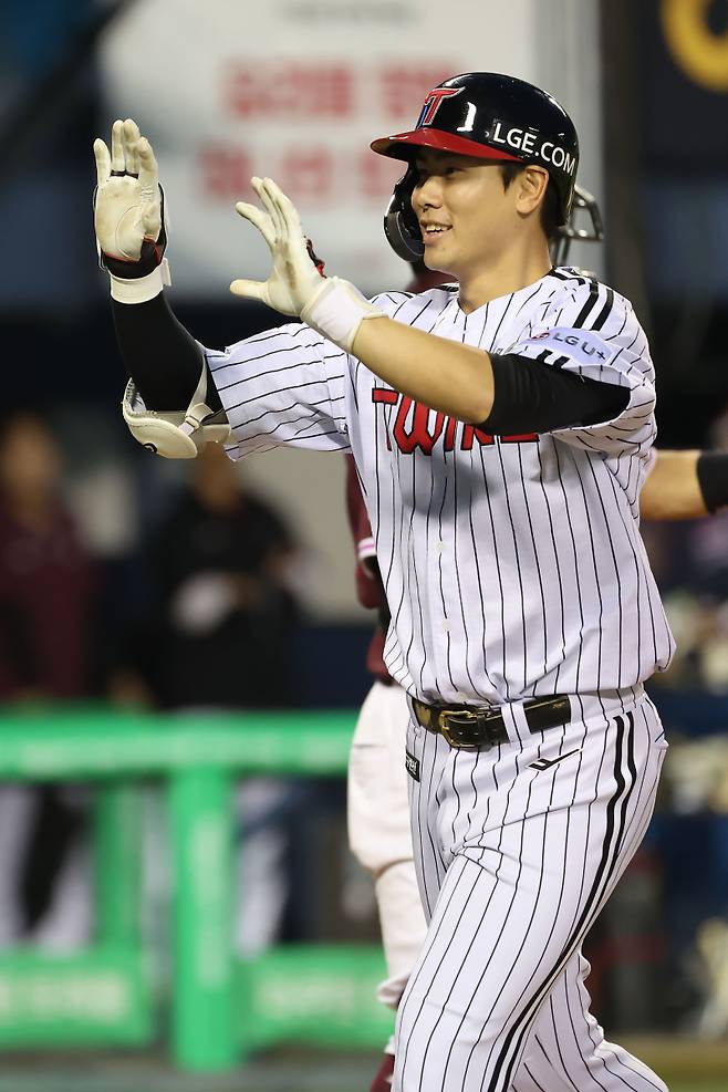 LG 홍창기가 13일 잠실 키움전에서 홈런을 날린 뒤 동료의 축하를 받고 있다. 구단 제공