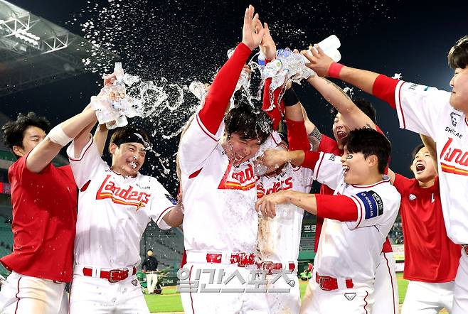 최정이 13일 오후 인천SSG랜더스필드에서 열린 2025 KB0리그 프로야구 SSG랜더스와 NC다이노스의 경기에서 KBO리그 최초 개인통산 500홈런의 기록을 달성했다. 경기 후 동료들이 최정에게 축하 물세례를 하고 있다. 인천=김민규 기자 mgkim1@edaily.co.kr /2025.05.13/