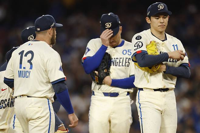 <yonhap photo-3871="">지난달 27일 피츠버그 파이리츠전에서 마운드를 내려가는 사사키 로키. [AFP=연합뉴스]</yonhap>