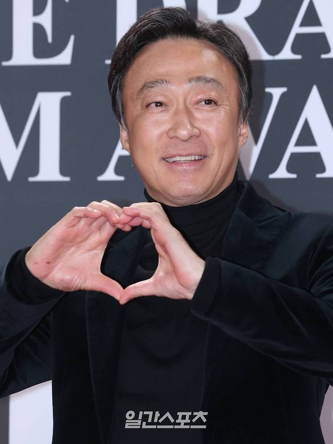 배우 이성민이 29일 오후 서울 영등포구 KBS에서 열린 제45회 청룡영화상 레드카펫 행사에 참석해 포즈를 취하고 있다. '청룡영화상'은 한국영화의 질적 향상을 꾀하고 영화산업의 발전을 진흥발전을 위한다는 취지 아래 만들어진 영화제. 서병수 기자 qudtn@edaily.co.kr /2024.11.29/