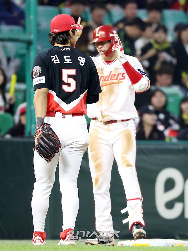 2025 KBO리그 프로야구 SSG 랜더스와 KIA 타이거즈의 더블헤더 2차전 경기가 11일 오후 인천SSG랜더스필드에서 열렸다. 6회말 무사 채현우가 3루타를 치고 출루해 기뻐하고 있다. 인천=김민규 기자 /2025.05.11/