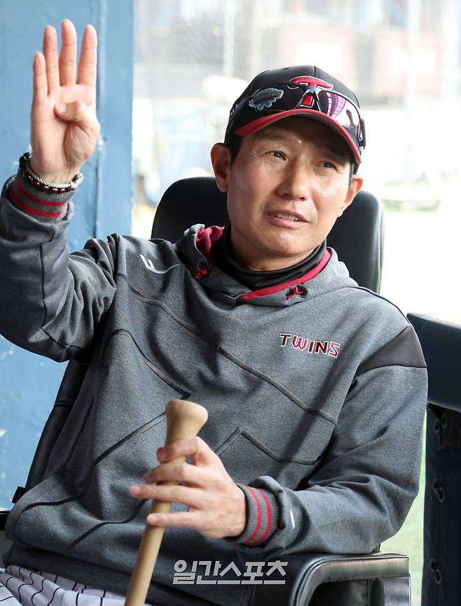 LG 염경엽 감독이 14일 오후 잠실야구장에서 열리는 키움과의 경기를 앞두고 취재진들과 경기전 인터뷰를 하고있다. 염감독은 전날(13일) 수비 도중 충돌로 무릎 부상으로 병원에 실려간 외야수 홍창기가 걱정했던 큰부상이 아니어서 천만다행이라 얘기하고있다. 잠실=정시종 기자 capa@edaily.co.kr