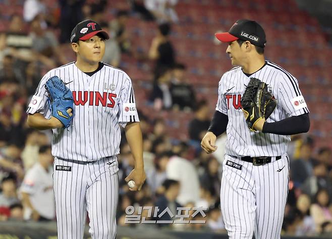 14일 오후 잠실야구장에서 열린 2025 프로야구 키움과 LG 경기. LG 선발 송승기가 5회 키움 카디네스를 유격수 플라이 아웃시키고 이닝을 마치고 들어오며 오지환의 격려를 받고있다. 잠실=정시종 기자 capa@edaily.co.kr