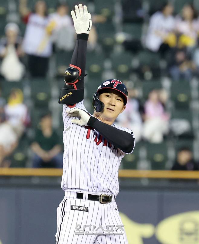 14일 오후 잠실야구장에서 열린 2025 프로야구 키움과 LG 경기. LG 오지환이 3회 1타점 좌중간 2루타를 날린뒤 기뻐하고있다. 잠실=정시종 기자 capa@edaily.co.kr