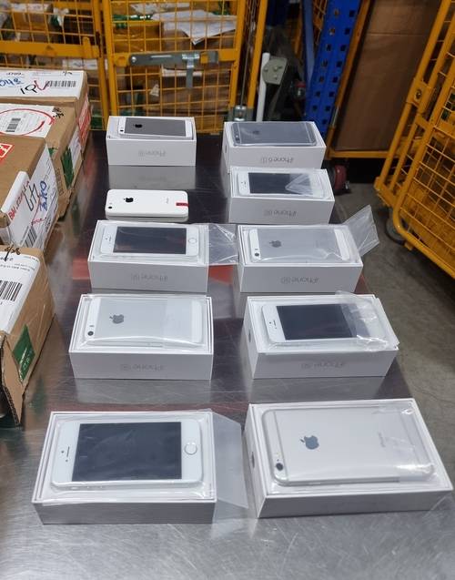 불법 위조품으로 확인된 중고 아이폰. [사진=평택직할세관]