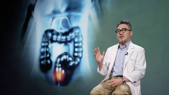 혈변을 보거나, 변비가 있거나, 변이 가늘거나, 변을 본 후에도 또 보고 싶은 느낌 등 '싸는 것'이 심상치 않다면, 한 번쯤 직장암을 의심해 보아야 한다. [사진=EBS]