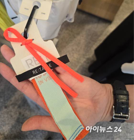 래코드 '리콜렉티브: 머터리얼스(RE; COLLECTIVE: MATERIALS)' 전시 중 '리테이블 DIY 워크숍'에서 만든 키링. [사진=박은경 기자]