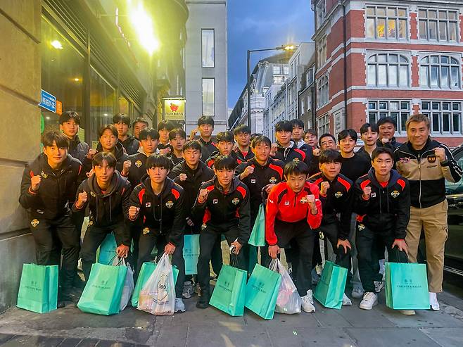 강원FC 유소년팀들이 영국 연수를 다녀온 가운데 김병지 대표이사 아들이 포함된 게 알려져 특혜 논란이 불거졌다. [사진 강원FC]