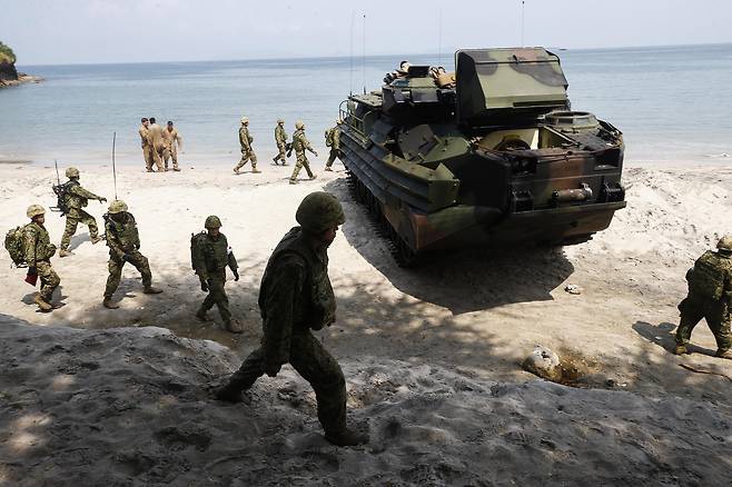 연례 다국적 연합훈련인 ‘카만닥’ 자료 사진. 사진은 지난 2019년 10월 12일(현지시간) 필리핀 마닐라 남쪽 카비테주의 한 군사 해변가에서 일본 육상자위대 병력이 필리핀군이 참가한 합동 상륙 훈련 중 미국 해병대 상륙장갑차 앞을 지나가고 있는 모습. EPA=연합뉴스