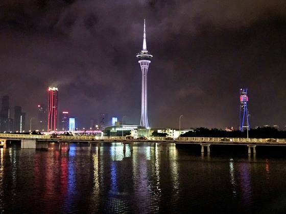 마카오 반도 남단에서 바라본 마카오 타워의 모습. 마카오타워 양옆으로 마카오와 인접한 중국 주하이시의 건물들도 보인다. 이병준 기자