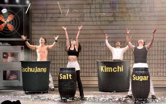 넌버벌 퍼포먼스 '난타' 모습. 송승환이 제작한 '난타'는 1997년 초연 이후 누적 관객 1550만명을 돌파한 대표적인 한류 공연이다. 뉴스1