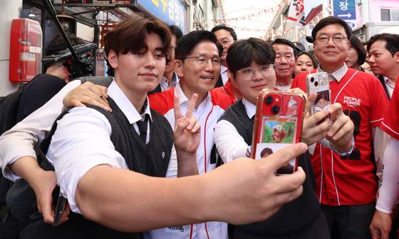 김문수 국민의힘 대선 후보가 13일 오후 울산 남구 중앙전통시장에서 지지자와 사진촬영을 하고 있다. 임현동 기자