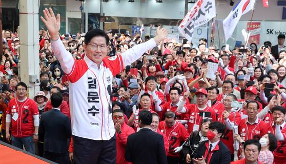 국민의힘 김문수 대선후보가 13일 울산 중구 뉴코아아울렛 울산 성남점 앞에마련된 유세장에서 지지자들을 향해 두손을 올리고 있다. 임현동 기자