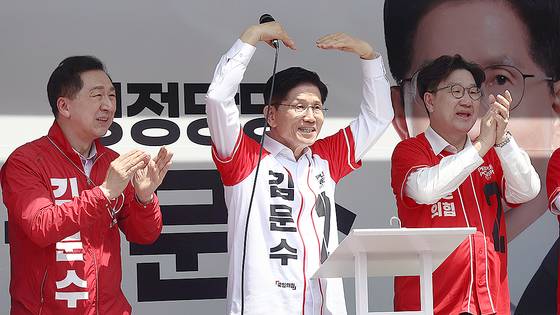 김문수 국민의힘 대통령 후보가 13일 울산 남구 신정시장 인근에서 유세를 하고 있다. 뉴스1