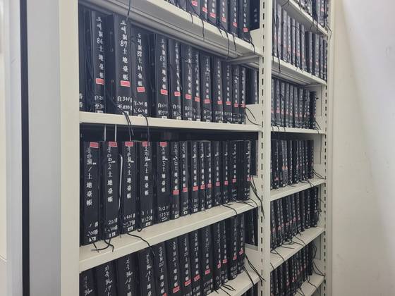 서고에 보관 중인 구 토지대장. 사진 고양시