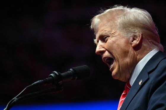 도널드 트럼프 미국 대통령이 취임식을 하루 앞둔 지난 1월 19일 워싱턴 DC의 캐피털 원 아레나에서 열린 MAGA(Make America Great Again) 승리 집회에서 연설하고 있다. AFP=연합뉴스