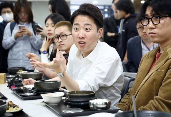 개혁신당 이준석 대선 후보가 공식 선거운동 첫날인 12일 서울 연세대학교 캠퍼스 학생회관에서 학생들과 점심을 먹고 있다. 연합뉴스