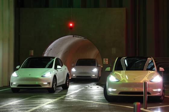 지난 1월 미국 네바다주 라스베이거스 컨벤션센터(LVCC)에 테슬라 차량이 지하 터널을 이동하는 '베가스 '다이브 인'을 시연하고 있다. 뉴스1