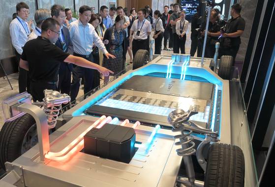 2023년 8월, 중국 배터리 제조사 CATL이 10분 충전으로 400km 이상 주행할 수 있는 LFP 배터리를 공개했다. 신화통신=연합뉴스