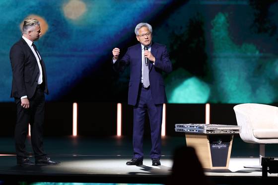 엔비디아의 젠슨 황(오른쪽) CEO가 13일(현지시간) 사우디-미국 투자 포럼에서 연설하고 있다. EPA=연합뉴스