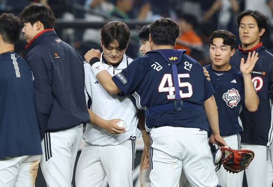 13일 대전 한화전에서 연장 승부 끝에 승리한 뒤 김택연을 격려하는 두산 선수들. 사진 두산 베어스