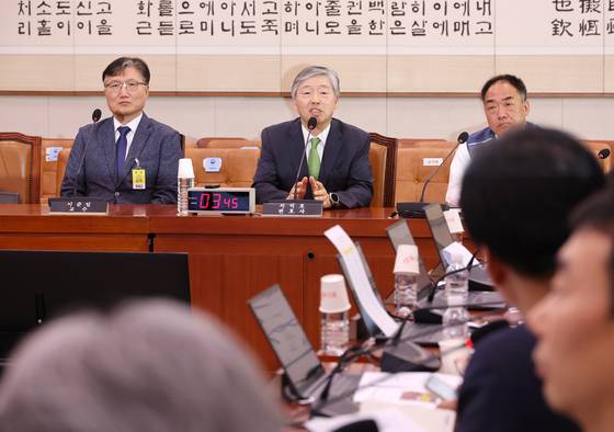 14일 국회에서 열린 법제사법위원회의 조희대 대법원장 등 사법부의 대선개입 의혹 진상규명 청문회에서 증인 및 참고인으로 출석한 이준일 고려대 법학전문대학원 교수(왼쪽부터), 서석호 변호사, 이성민 전국공무원노조 법원본부장이 의원 질의에 답변하고 있다. 연합뉴스