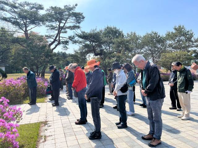 &nbsp;평화통일실천연대 동학기행단이 홍천 서석 풍암리 동학혁명군 위령탑에서 묵념을 하고 있다.