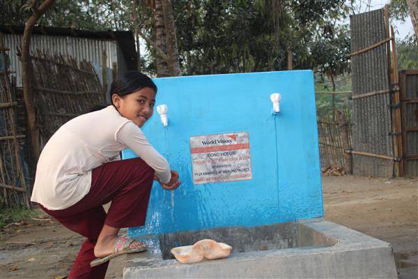 ▲ 정호은(67·양구)씨의 헌신적인 기부로 최근 설치된 식수대에서 환하게 웃고 있는 방글라데시 카하롤 지역 아이의 모습.