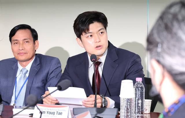 ▲ 국민의힘 김용태(가운데) 비상대책위원장 지명자가 13일 서울 여의도 국회 의원회관에서 열린 한국-호주-베트남 석탄재 핵심 광물화 사업 간담회에 참석해 발언하고 있다. 연합뉴스