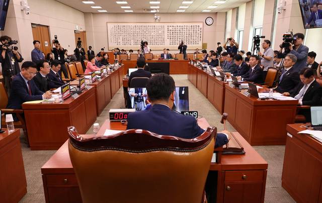 ▲ 14일 서울 여의도 국회에서 열린 법원조직법·공직선거법·헌법재판소 등을 심사하는 법제사법위원회 전체회의에서 공직선거법 일부개정법률안이 민주당과 조국혁신당의 주도로 통과되고 있다.  연합뉴스