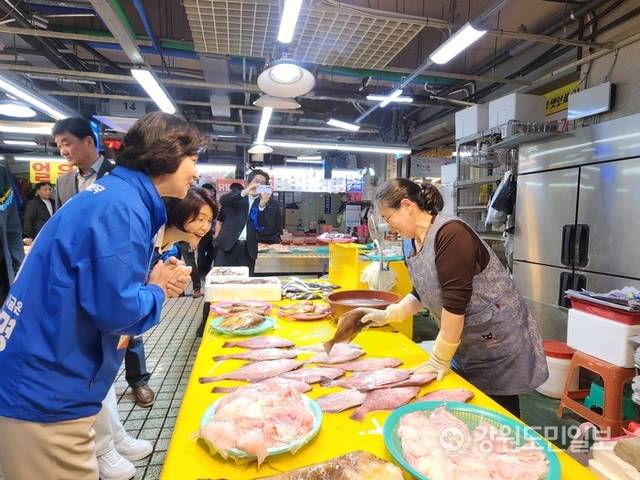 ▲ 추미애 더불어민주당 골목골목 총괄선대위원장은 14일 강릉 중앙시장을 찾아 지역주민들의 의견을 적극 청취하며, 지지를 호소했다. 이연제