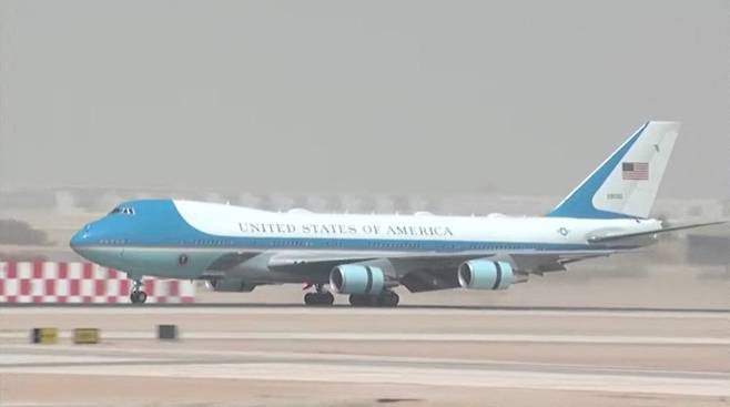 사우디 리야드 국제공항에 착륙한 에어포스원 (5월 13일 촬영)