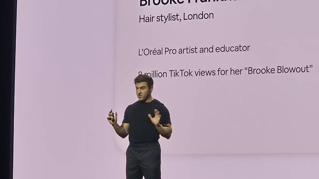 브라이언 체스키 에어비앤비 최고경영자(CEO)가 13일 미국 로스앤젤레스에서 플랫폼 개편 사항을 발표하고 있다./ 송영찬 특파원