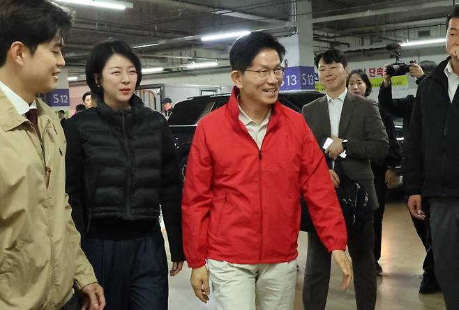 김문수 국민의힘 대선 후보가 제21대 대통령선거 공식 선거운동 첫날인 12일 오전, 서울 송파구 가락시장에 도착해 배현진 의원과 시장 방문을 하고 있다./ 사진=김범준 기자