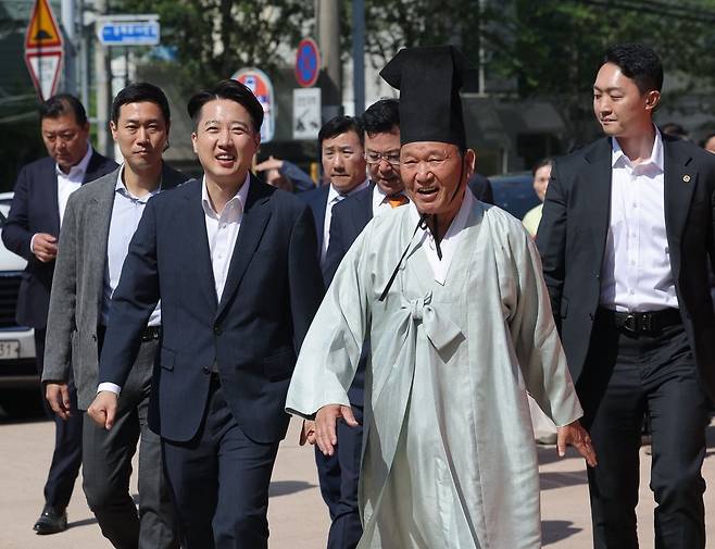 이준석 개혁신당 대선 후보가 14일 부산 동래향교에서 성균관유도회 양연모 전교 등 관계자들과 함께 걸어가고 있다. 연합뉴스