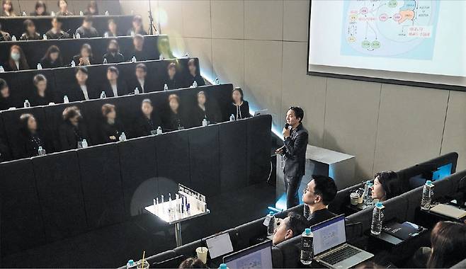 ‘레티놀 학술 서밋’에 참석한 각계 전문가들이 레티놀의 효능에 대한 발표를 듣고 있다. /아모레퍼시픽 제공