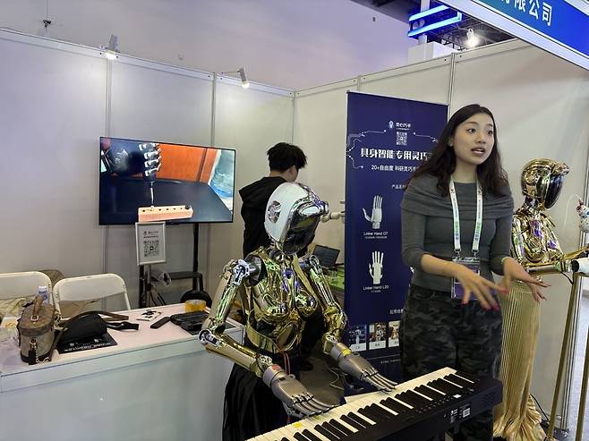 중국 베이징 차오양구 국가회의센터에서 지난 8일부터 11일까지 열린 베이징국제과학기술산업박람회. 박람회 현장에서 '피아노 로봇'이 참석자들 앞에서 연주를 하고 있다. 베이징=김은정 특파원