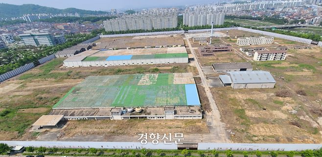 전북 전주 서부신시가지 ‘마지막 노른자 땅’이라 불리는 효자동 옛 대한방직 터 뒤로 아파트 단지가 보인다. 김창효 선임기자